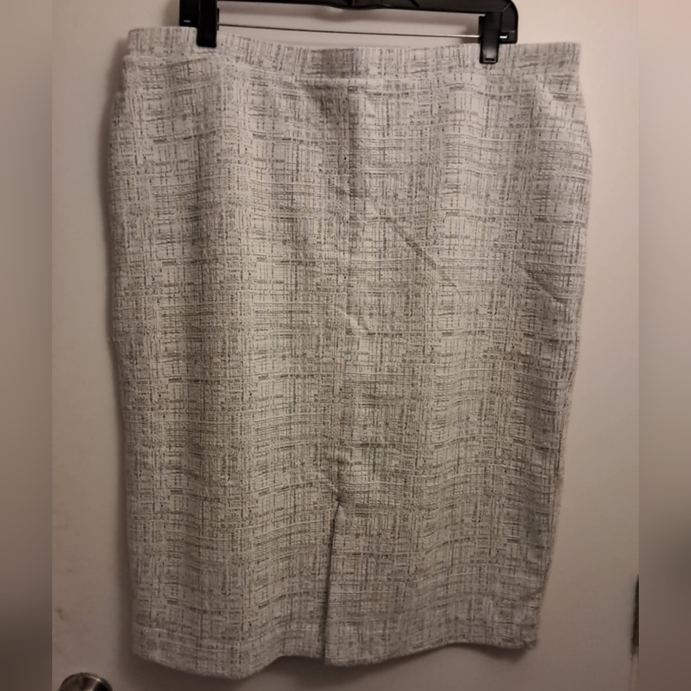 Women's cloudy gray Ann Taylor skirt size 16.